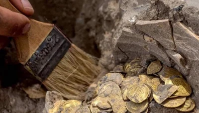 جهاز بسيط ورخيص يقود مواطنًا عربيًا إلى اكتشاف كنز نادر من الذهب بقيمة لا تقدر بثمن