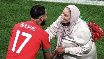 بالصور.. حقيقة وفاة والدة اللاعب المغربي "بوفال"التي أشغلت وسائل التواصل