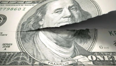 إلى أين سيصل سعر الدولار خبير يفترض حدًا أقصى