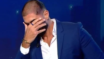 بالصور... ممثل يحـلق شعره على الهواء تضـامناً مع والدته بعد إصـابـتها بالسـرطان (فيديو)