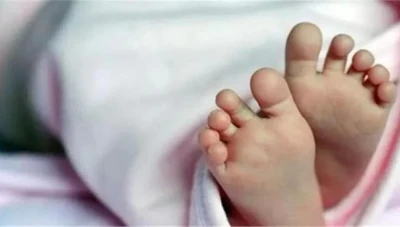 أم تجرد طفلتها الرضيعة من ملابسها وتتركها عارية في الشارع