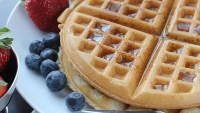 شابة سورية تضع عربتها بشوارع دمشق لبيع بعض الحلويات (صور)