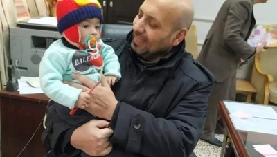 موقف لطيف: طالبة جامعية تترك طفلها عند عميد كلية والعميد اشتغل بيبي ستر