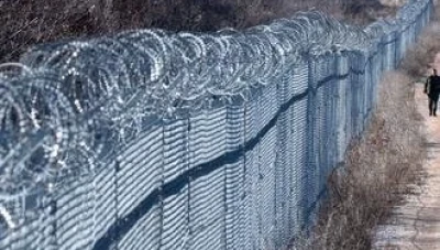 مهاجرون عـ.ـراة في غابات تركيا (صور)