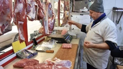 ارتفاع الأسعار تدفع العائلات إلى استبدال اللحوم بالعظام