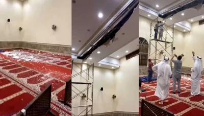 انهيار سقف المسجد أثناء صلاة التراويح! (فيديو)