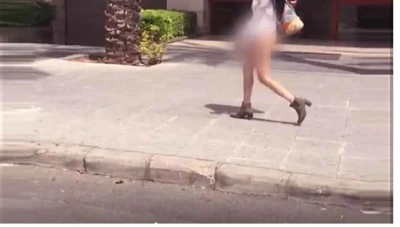 بالفيديو فتاة عـ.ـارية تسير في بيروت احتجاجا على القضاء اللبناني