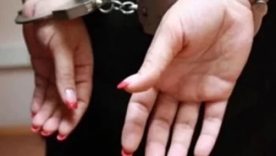 جريـ.ـمة تقشعر لها الأبدان... بمساعدة عشيقها وشقيقها إمرأة تلقي زوجها من الشرفة