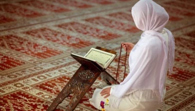 ما حكم صلاة المرأة جالسة في الرحلة الترفيهية؟