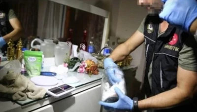 القبـ.ـض على زوجين ينتجان المخـ.ـدرات في منزلهما