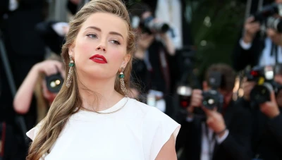 آمبر هيرد خـانـ.ـت جوني ديب مع عارضة أزياء مثـ.ـلية.. صور مسربة تظهرهما معاً  (فيديو)