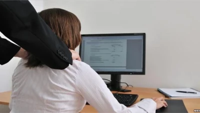 سكرتيرة تتهم سفير دولة أجنبية بالتحـ.ـرش بها