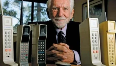 مخترع جهاز الهاتف المحمول يدعو إلى تركها