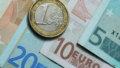 1 يورو = 1 دولار... حملة يورتنا عزتنا