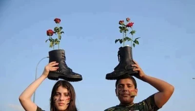 ممثل سوري يعرب عن تأييده للأسد عبر تقبيل البوط العسكري