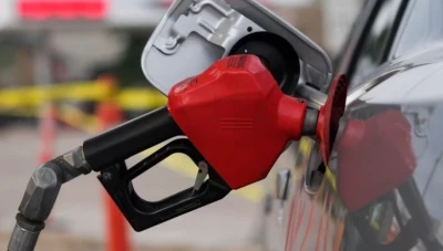 انخفاض سعر البنزين إلى أقل من 4 دولارات للغالون