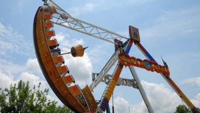 بالفيديو... سقوط سفينة ألعاب تسببت بإصـ.ـابات خطـ.ـيرة للاطفال