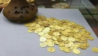 رجل يعثر على جرة ذهب وقطع اثرية ويسلمها لقسم الشرطة