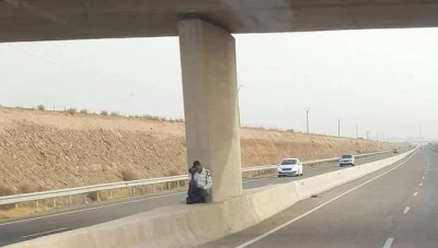 حكومة تهدف لجباية شعبها شاب يختبئ راصد السرعة كي لا يُرى !