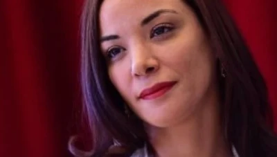 ممثلة تنشر صورة عـ.ـارية لها دفـ.ـاعاً عن موروث بلادها