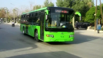 بالفيديو.. سائق باص نقل في مصياف يطـ.لق النـ.ار لتفريق الركاب!