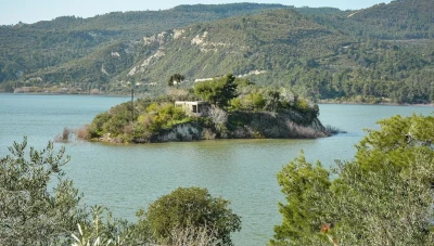 فلاح سوري يبتكر طريقة لسقاية الأرض دون أن يدفع  قرشاً واحداً