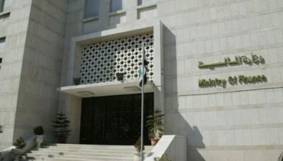 وزارة المالية تحدد 7 إجراءات لتنظيم عملية قبض الرواتب وتخفيف الازدحام