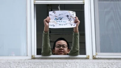 فيديو يحبس الأنفاس... إنقاذ عجيب لطفلة عالقة بالطابق الـ14