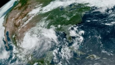 لحظة تحول عاصفة إلى إعصار... فيديو