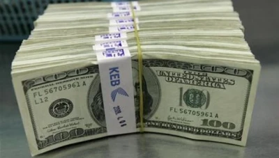 الدولار يتمسك بمكاسبه مع تنامي الشكوك في التعافي