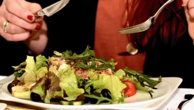 مصر.. "وجبة غداء" بـ 40 ألف جنيه في شركة حكومية تسبب أزمة كبيرة (صورة)