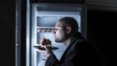 أخطار تناول الطعام في الليل على الصحة: تأثيراته السلبية وكيفية تجنبها