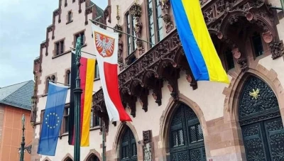 سرقة علم إسرائيلي من مبنى البلدية في فرانكفورت: الشرطة تبدأ التحقيقات وعمدة المدينة يقدم دعوى قضائية