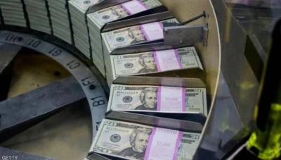 ارتفاع الدولار يهوي باليورو.. والإسترليني يتراجع