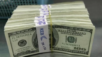 الدولار يتجه صوب أكبر هبوط أسبوعي في عشر سنوات