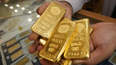 الذهب يتراجع مع صعود الدولار لكن هبوط الأسهم بسبب انخفاض النفط يحد الخسائر