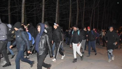 (بالفيديو) هجرة جماعية بعد فتح تركيا للحدود البحرية والبرية