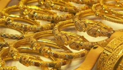 الذهب ينخفض عن ذروة شهر مع صعود الأسهم بفضل آمال انحسار الفيروس