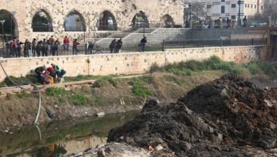 حماة تستأنف ضخ المياه إلى نهر العاصي بعد حملة تنظيف شاملة للمجرى بالتعاون مع "منظمة رحمة بلا حدود"