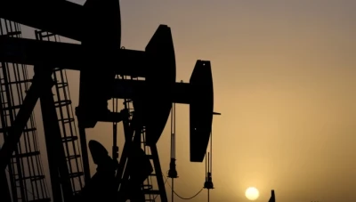 أسعار النفط تهوي مع تقلص طاقة التخزين العالمية وسط طلب هش