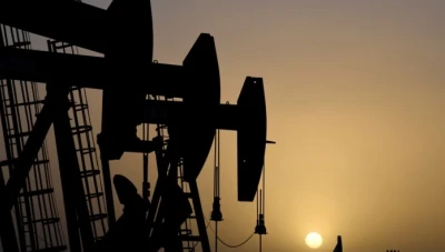 أسعار النفط تنخفض بفعل مخاوف فائض المعروض وطاقة التخزين