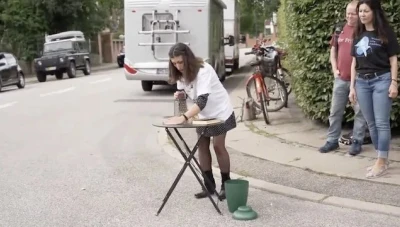 دنماركية من أصول ايـرانية تكرر اعتداءها على المصحف(فيديو)