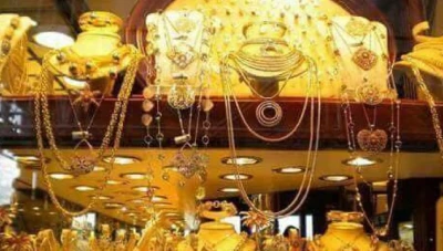 الذهب ينخفض مع صعود الدولار بدعم المخاوف التجارية