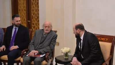 وليد جنـبلاط يـزور دمشق في أول زيـارة لمسـؤول لبـناني بعد سقـوط الأسـد