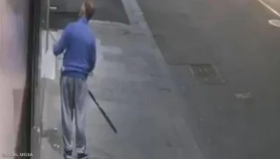 بالفيديو.. لص "يصطاد" عقدا ذهبيا بصنارة