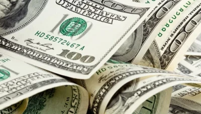 الدولار ينخفض عن أعلى مستوى في 3 أسابيع قبل كلمة لرئيس المركزي الأمريكي