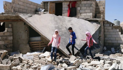 سوريون عادوا من لبنان ليعيشوا في خيام بجوار منازلهم المدمرة