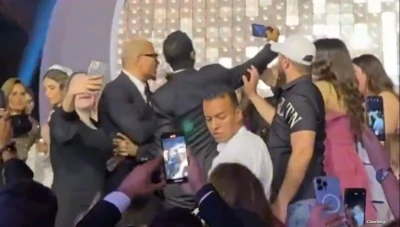 تعـويـض بمليار جنيه رداً على صفـعة عمرو دياب.. اليك تفاصـيل الجلسة الأولى من محـاكـمته