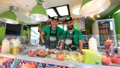 حملة هولندية لدعم "رجل الفلافل" السوري بعد احـتـرا.ق كـشـكه