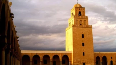 مؤذن يرفع أذانه قبل 7 دقائق كاملة